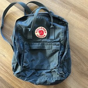 FJALLRAVEN KANKEN back pack.